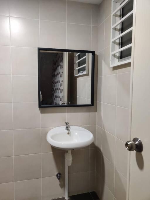 Debayu Homestay With Free Parking At Setia Alam Shah Alam Esterno foto